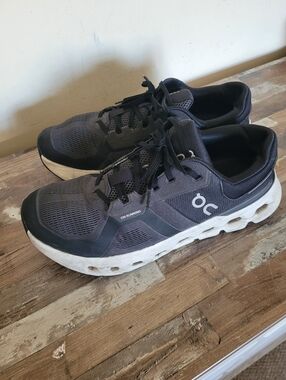 On Cloude Athletic Shies